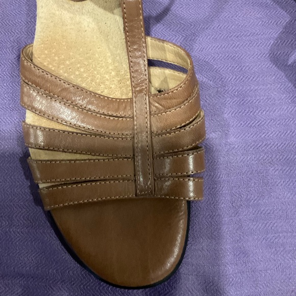Soft spots Brown Flat Sandals, Size 8.5 - Picture 4 of 4